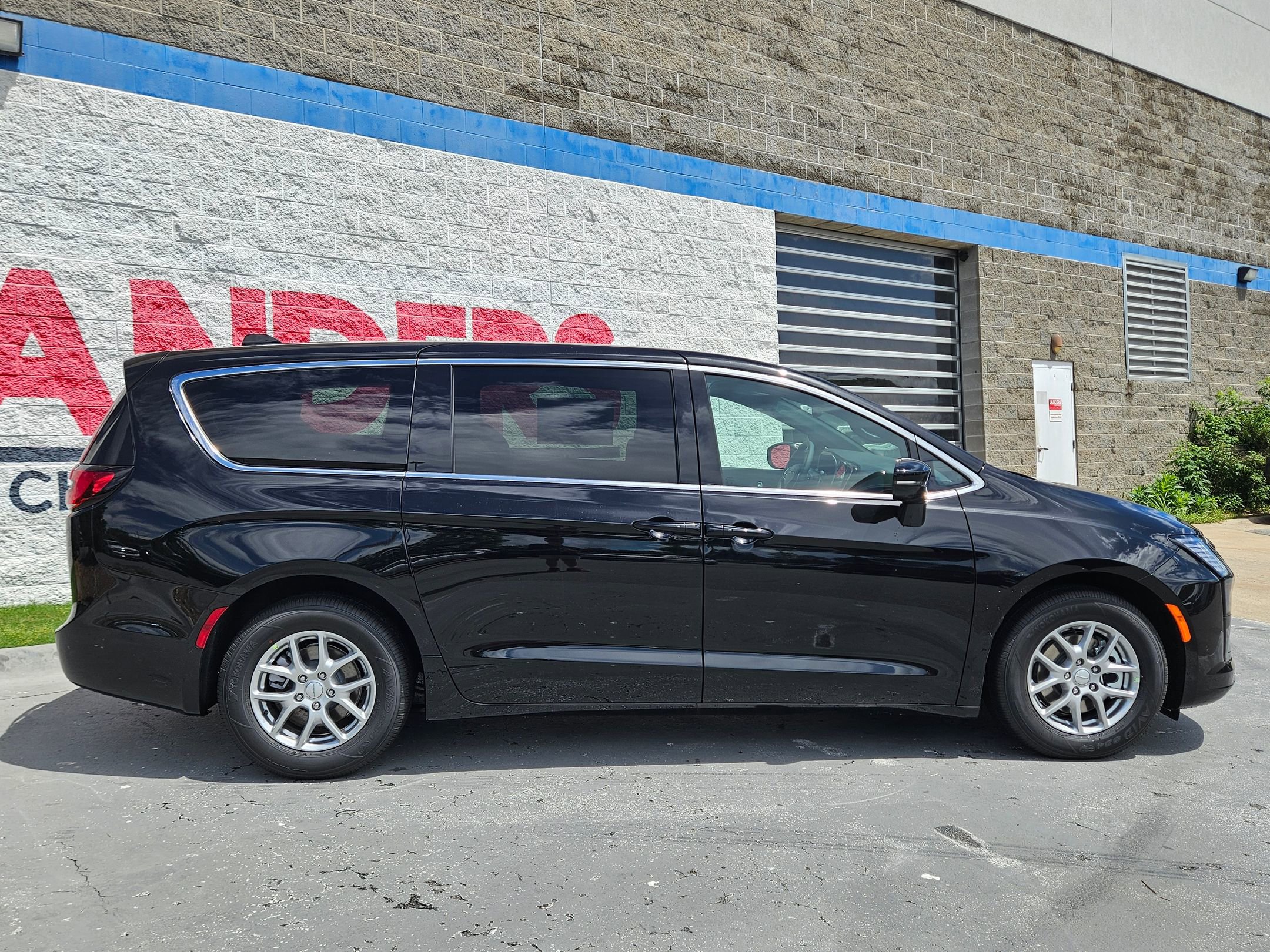 New 2027 Chrysler Pacifica Select FWD image 8