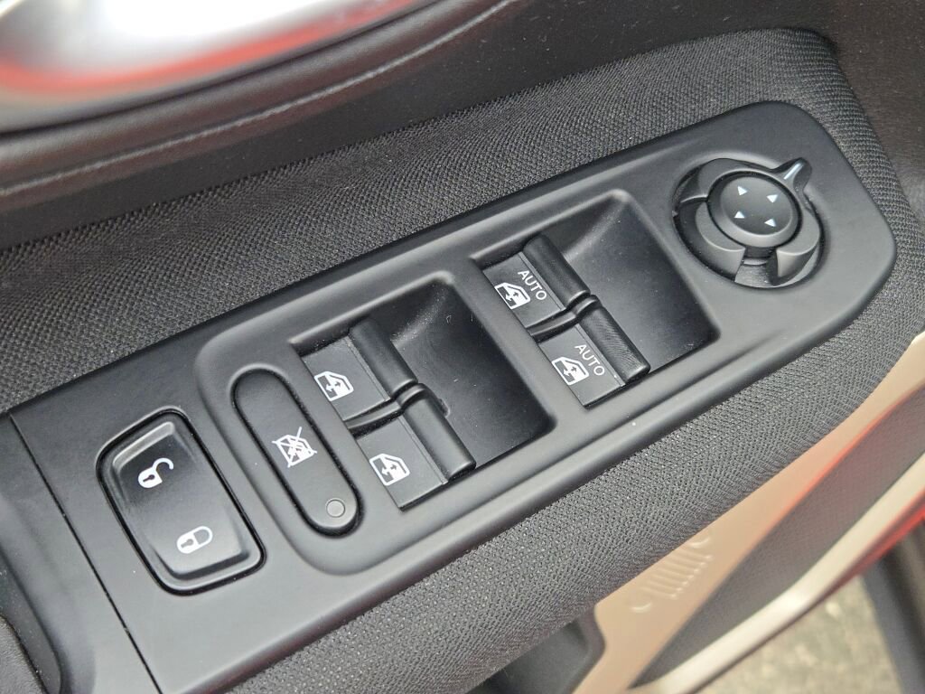 Used 2017 Jeep Renegade Latitude w/ Cold Weather Group image 19