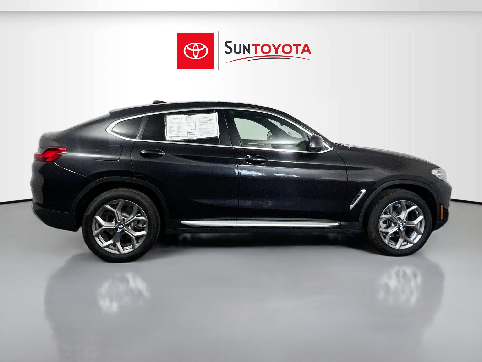 Used 2025 BMW X4 xDrive30i AWD/4WD image 2
