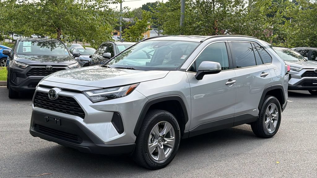 Used 2025 Toyota RAV4 XLE AWD/4WD image 2