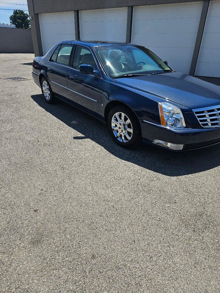 Used 2009 Cadillac DTS w/ Sun And Sound Package FWD image 3