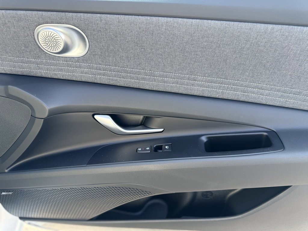 New 2025 Hyundai Elantra Limited image 16