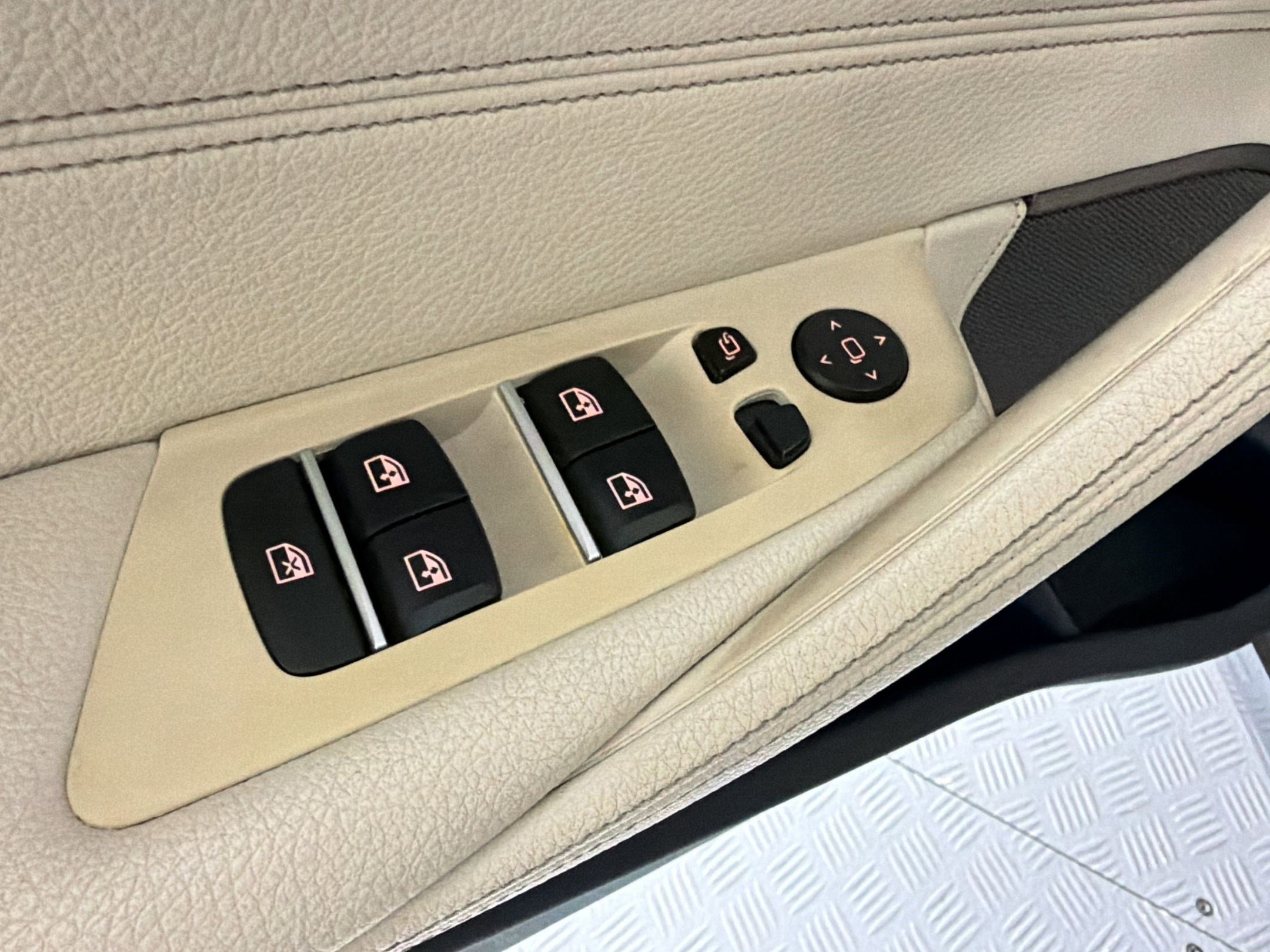 Used 2020 BMW 530e w/ Premium Package RWD image 12