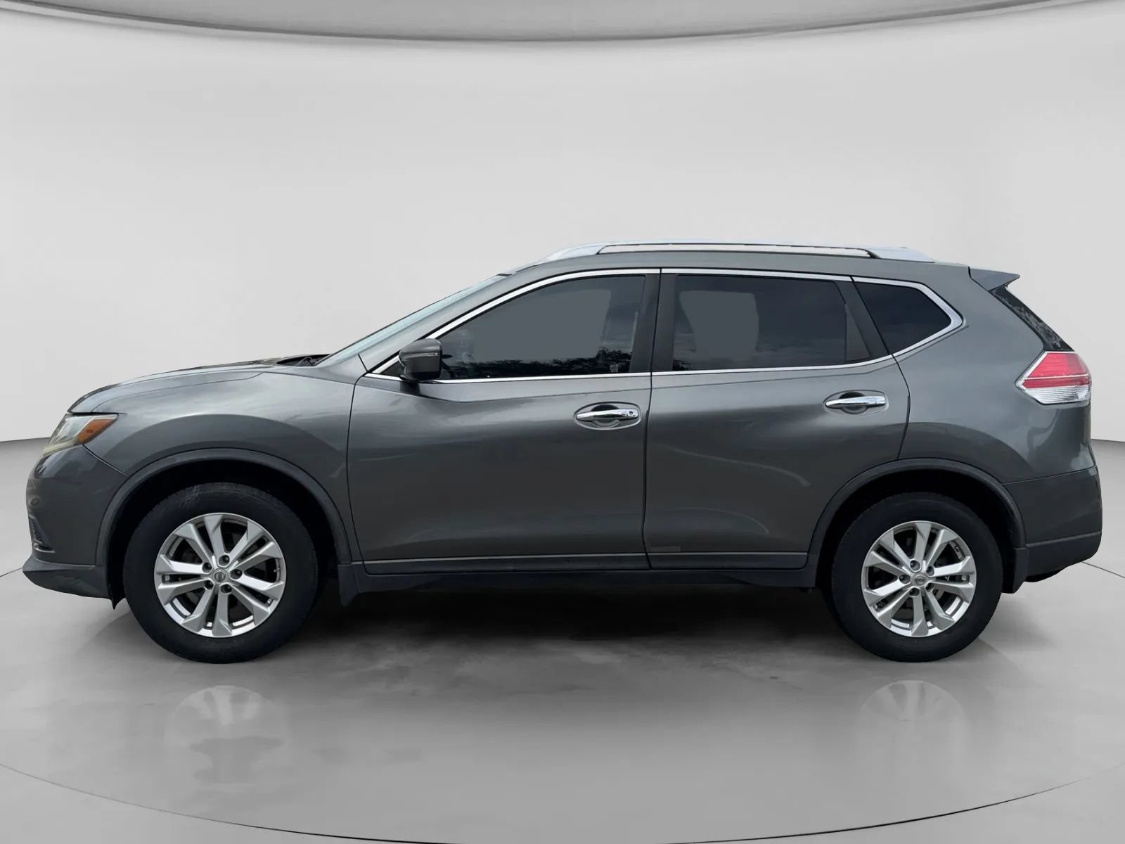 Used 2015 Nissan Rogue SV FWD image 2