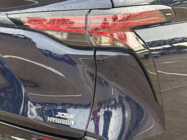 Used 2024 Toyota Sienna XSE FWD image 7