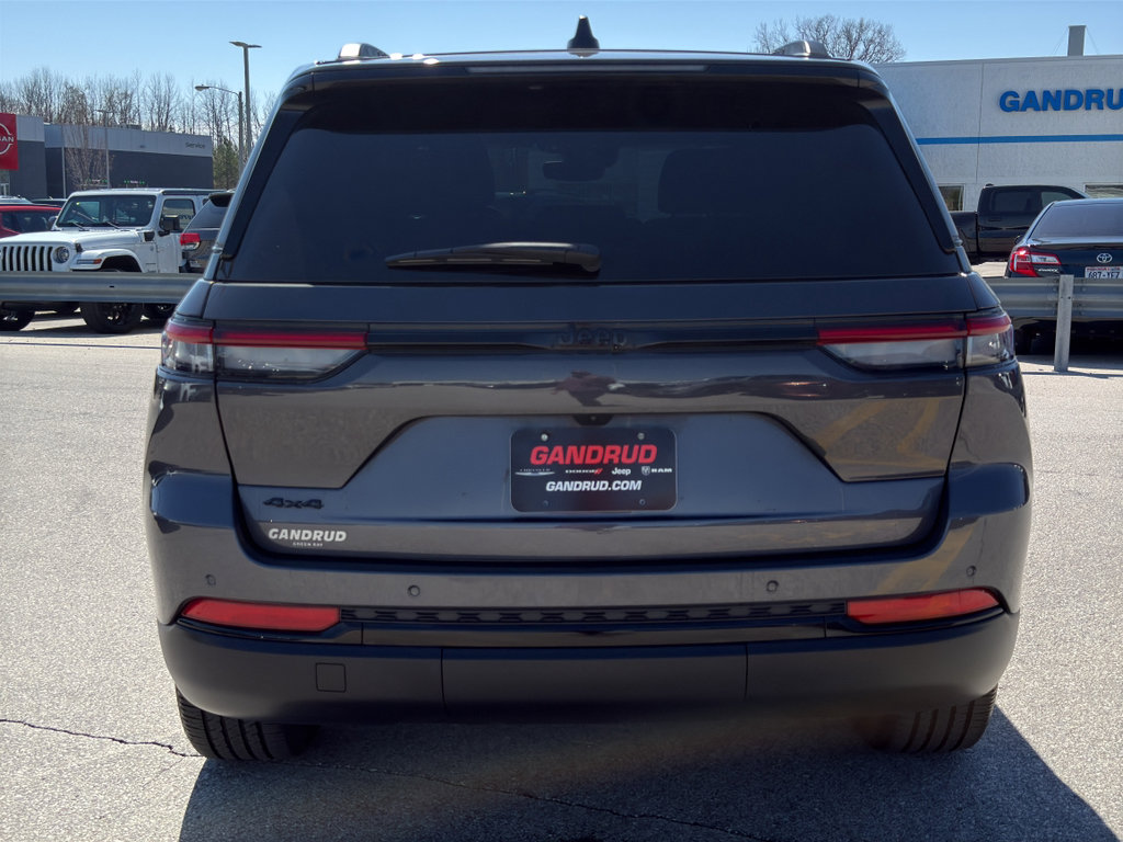 Used 2024 Jeep Grand Cherokee Altitude AWD/4WD image 7