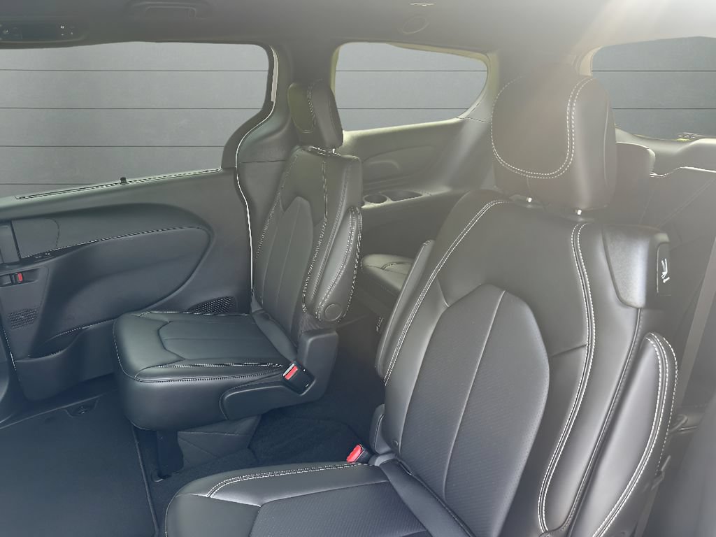 New 2027 Chrysler Pacifica Select FWD image 13