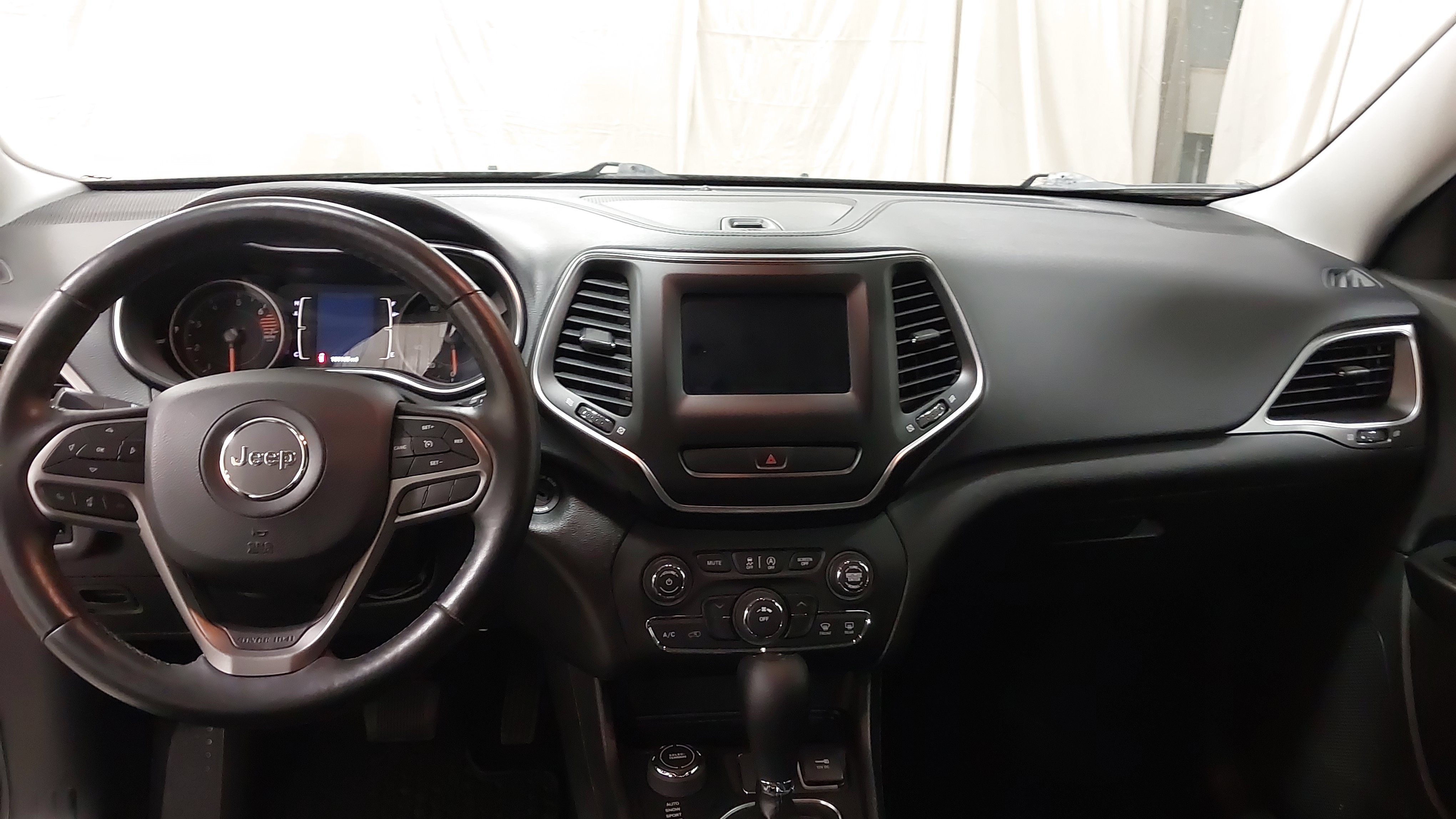 Used 2019 Jeep Cherokee Latitude w/ Cold Weather Group AWD/4WD image 26