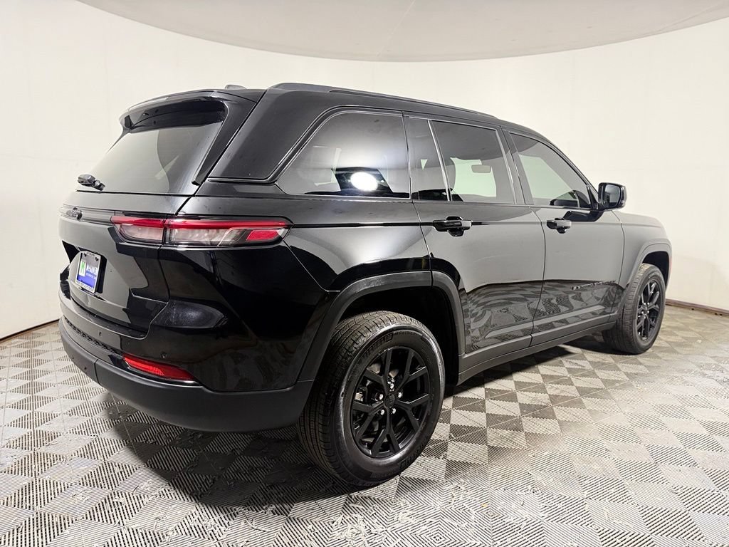 Used 2025 Jeep Grand Cherokee Altitude AWD/4WD image 7
