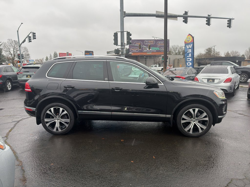 Used 2017 Volkswagen Touareg Wolfsburg Edition image 8