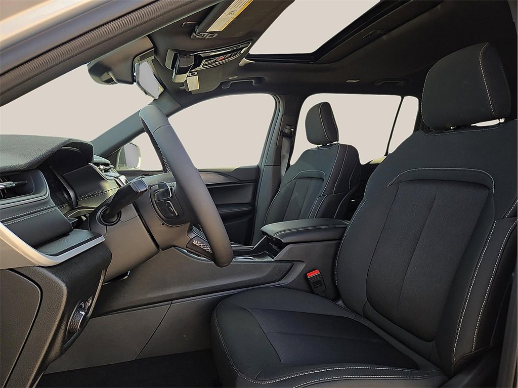 New 2025 Jeep Grand Cherokee L Laredo image 14