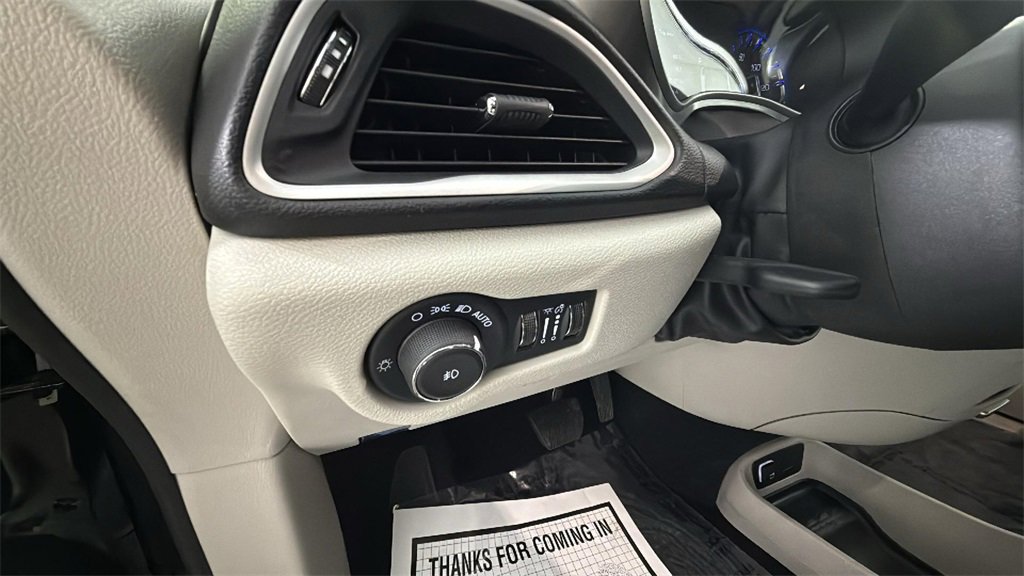 Used 2024 Chrysler Pacifica Touring-L image 29