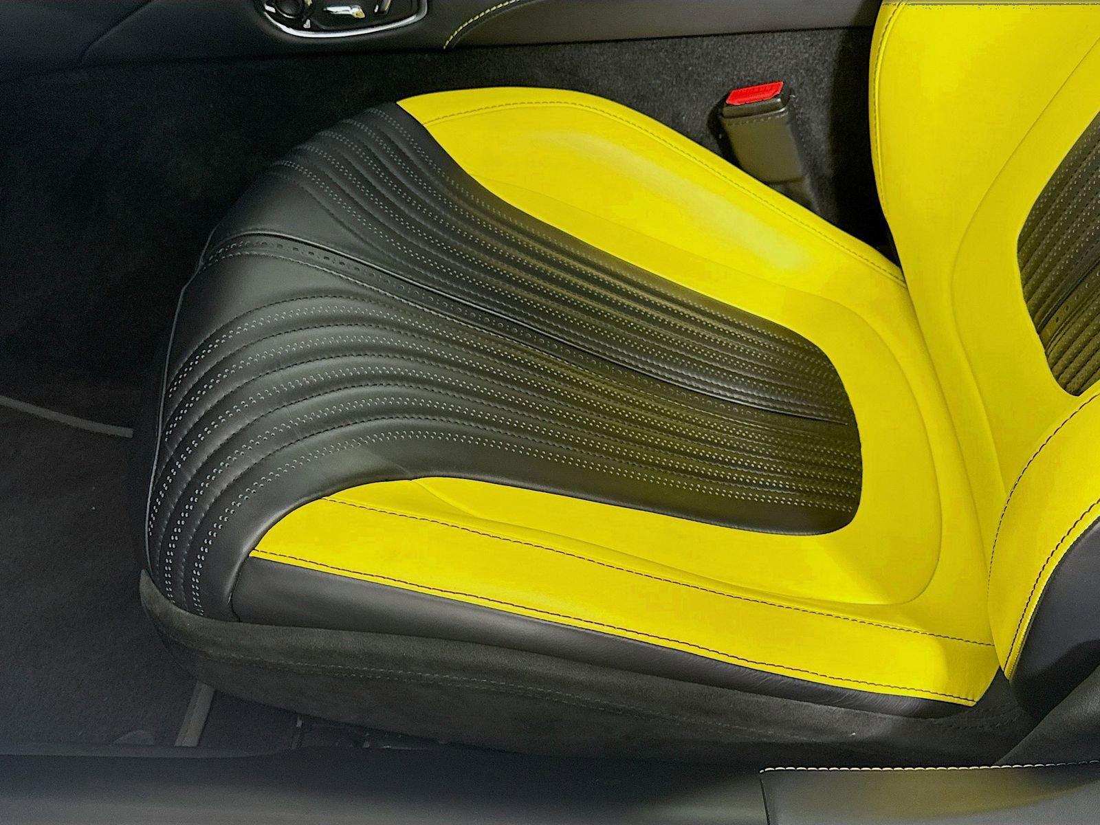 Used 2022 Aston Martin DB11 Coupe image 18