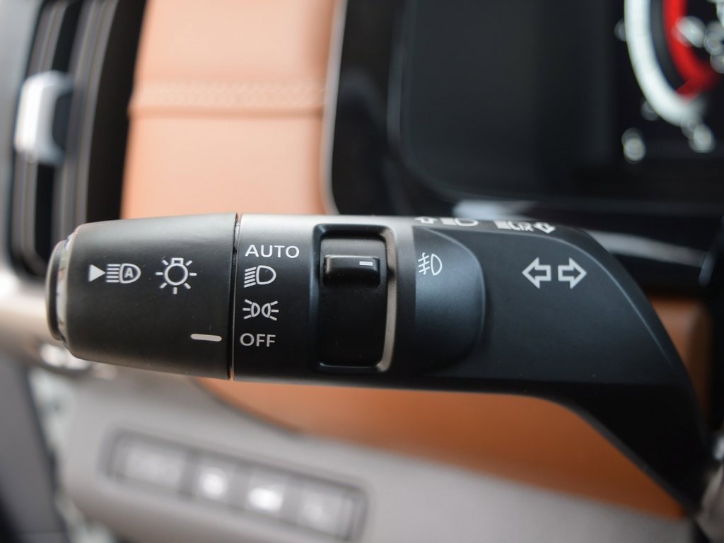 Used 2024 Nissan Pathfinder Platinum image 18