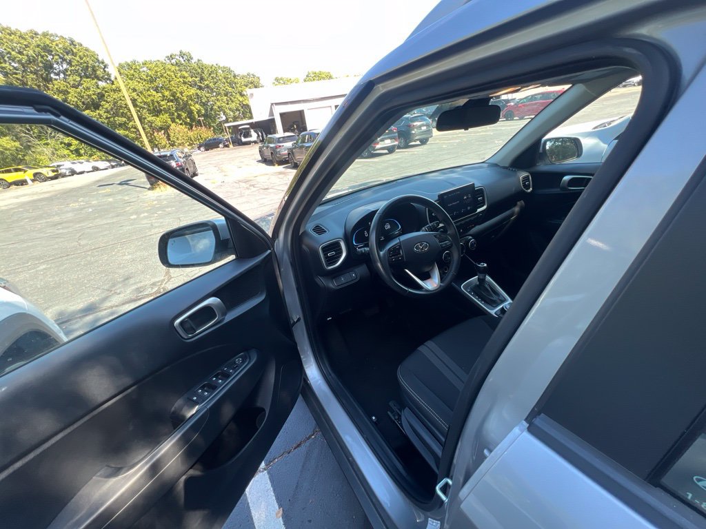 Used 2025 Hyundai Venue SEL FWD image 2