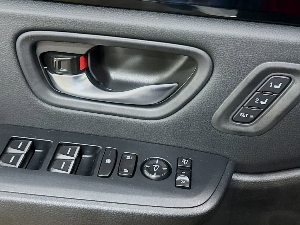 Used 2025 Honda Pilot TrailSport image 37