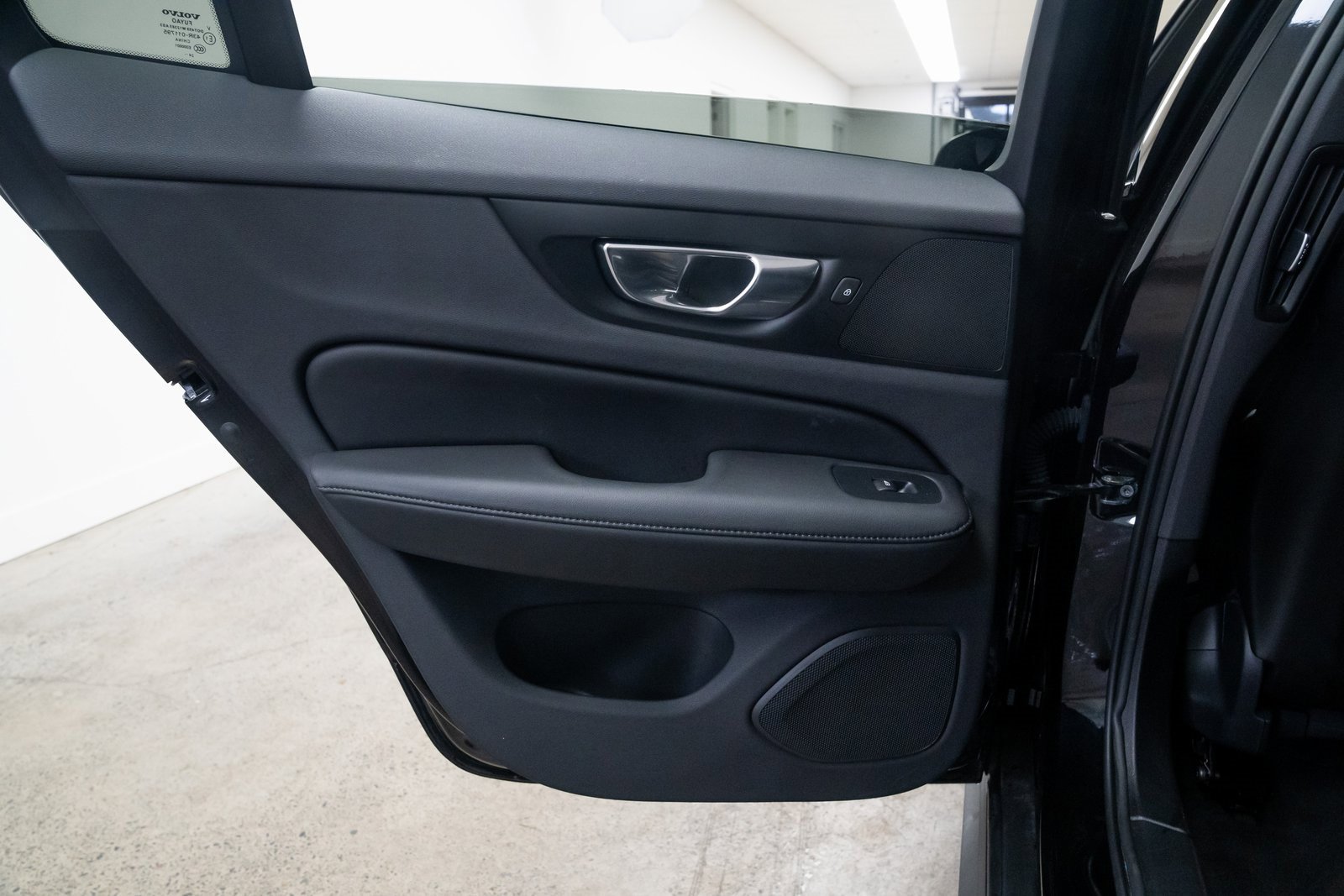 Used 2025 Volvo V60 B5 Cross Country Plus image 19