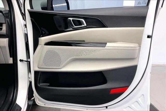 Used 2024 Kia Carnival EX image 27