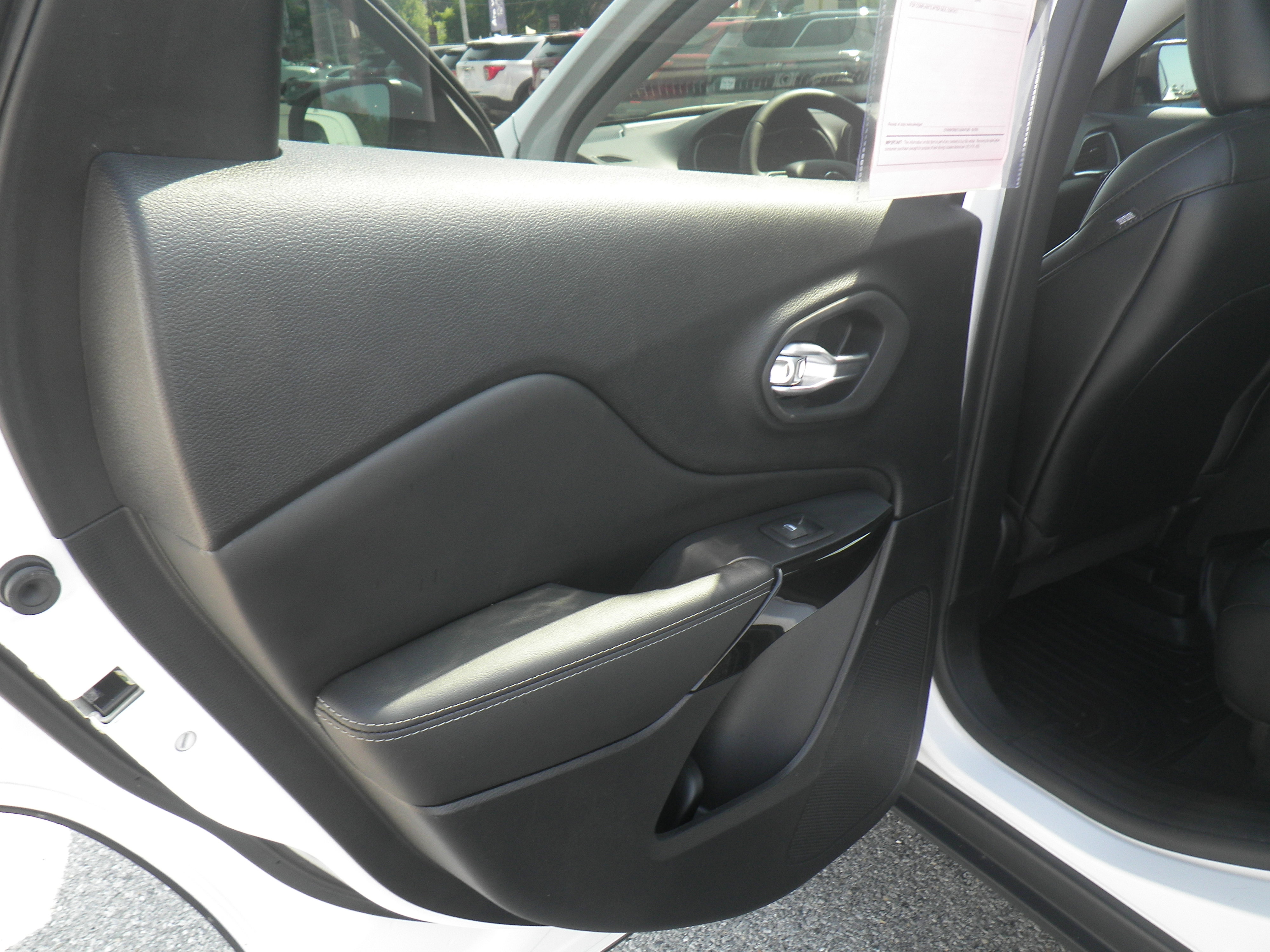 Used 2023 Jeep Cherokee Altitude Lux image 19