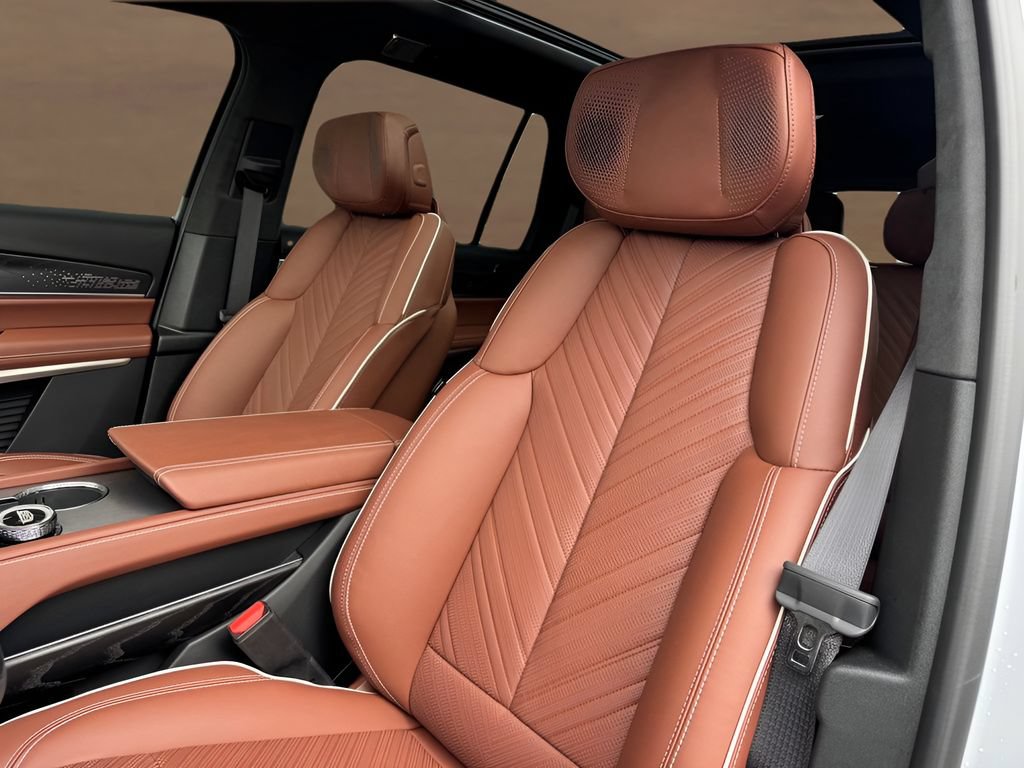New 2027 Cadillac Vistiq Platinum w/ LPO, Floor Liner Package AWD/4WD image 12