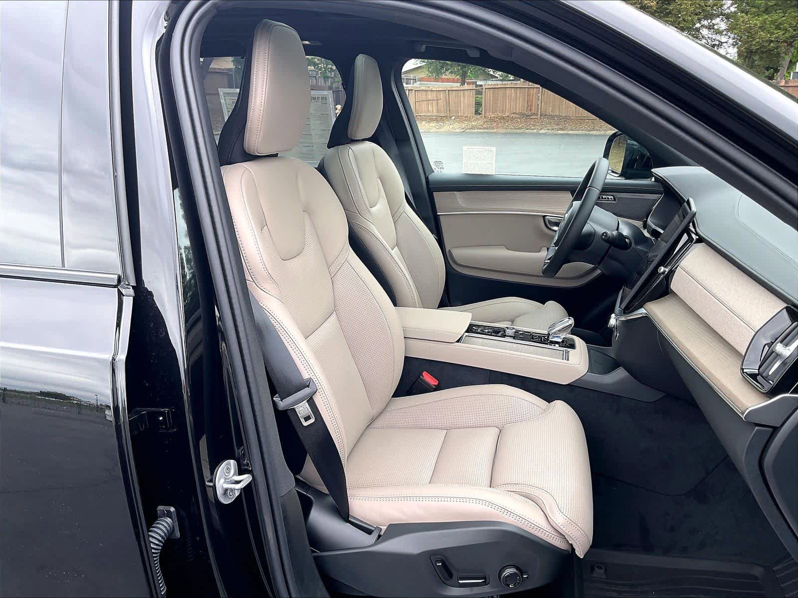 New 2026 Volvo XC90 T8 Ultra w/ Protection Package image 32