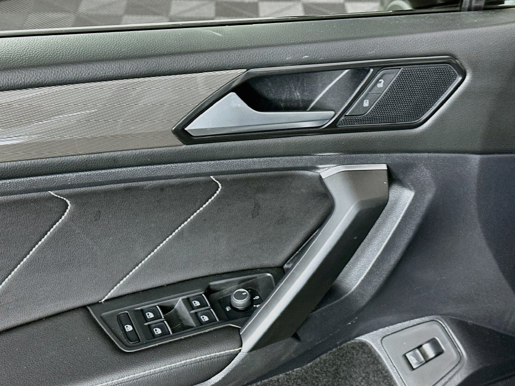 Used 2023 Volkswagen Tiguan SE w/ Panoramic Sunroof Package FWD image 23