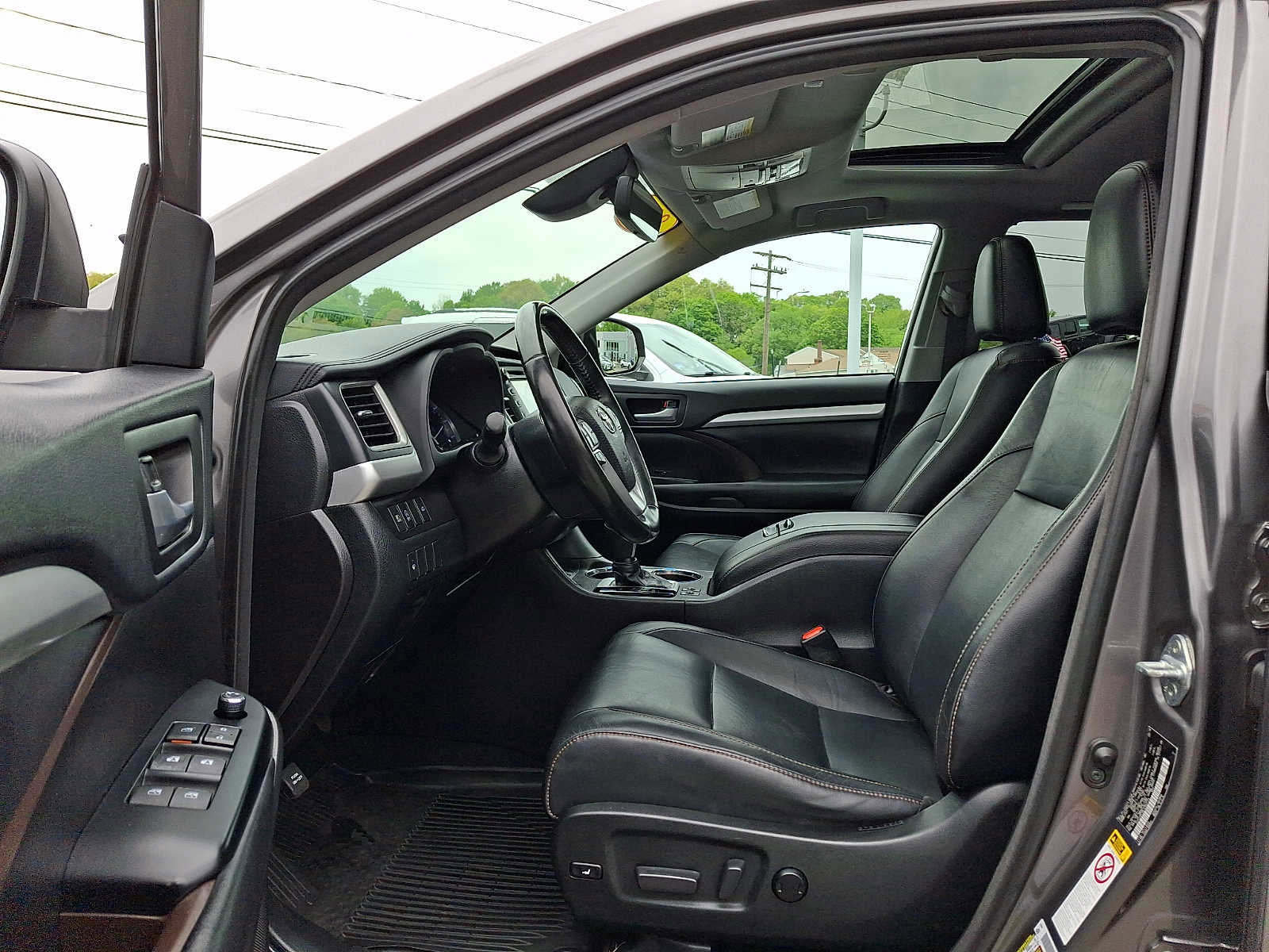 Used 2018 Toyota Highlander XLE AWD/4WD image 15