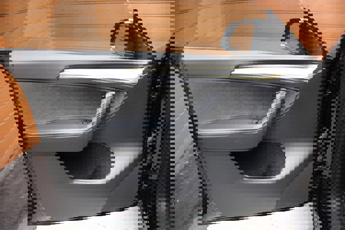 Used 2023 Tesla Model Y Long Range image 25