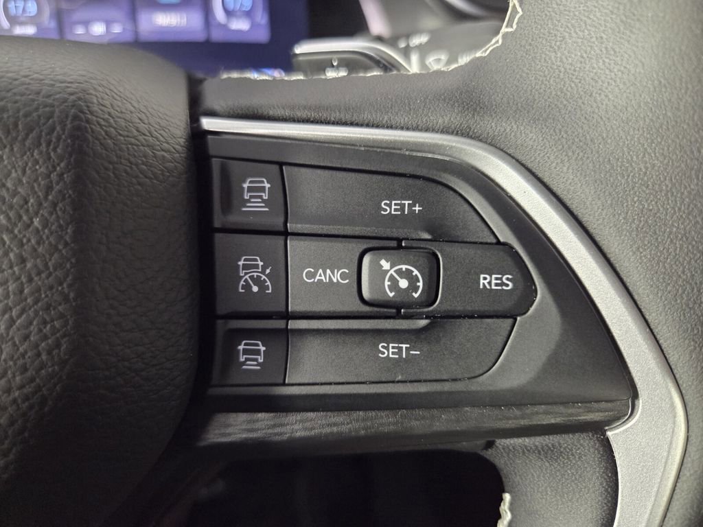 Certified 2025 Jeep Grand Cherokee Laredo w/ Luxury Tech Group I image 20