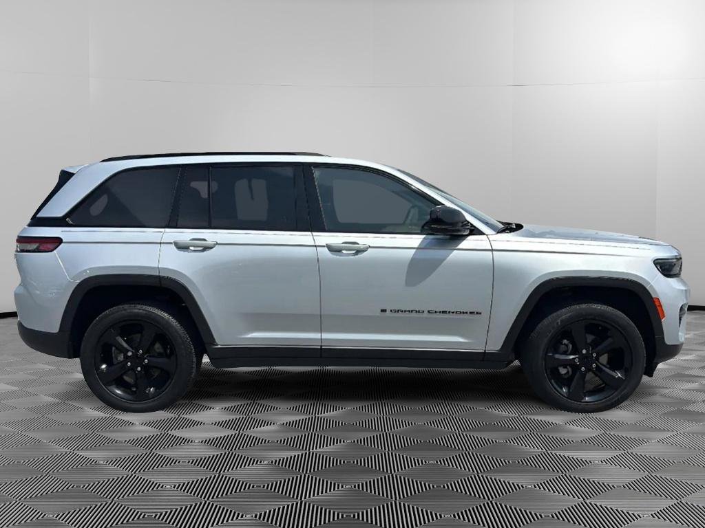 Used 2023 Jeep Grand Cherokee Altitude AWD/4WD image 6