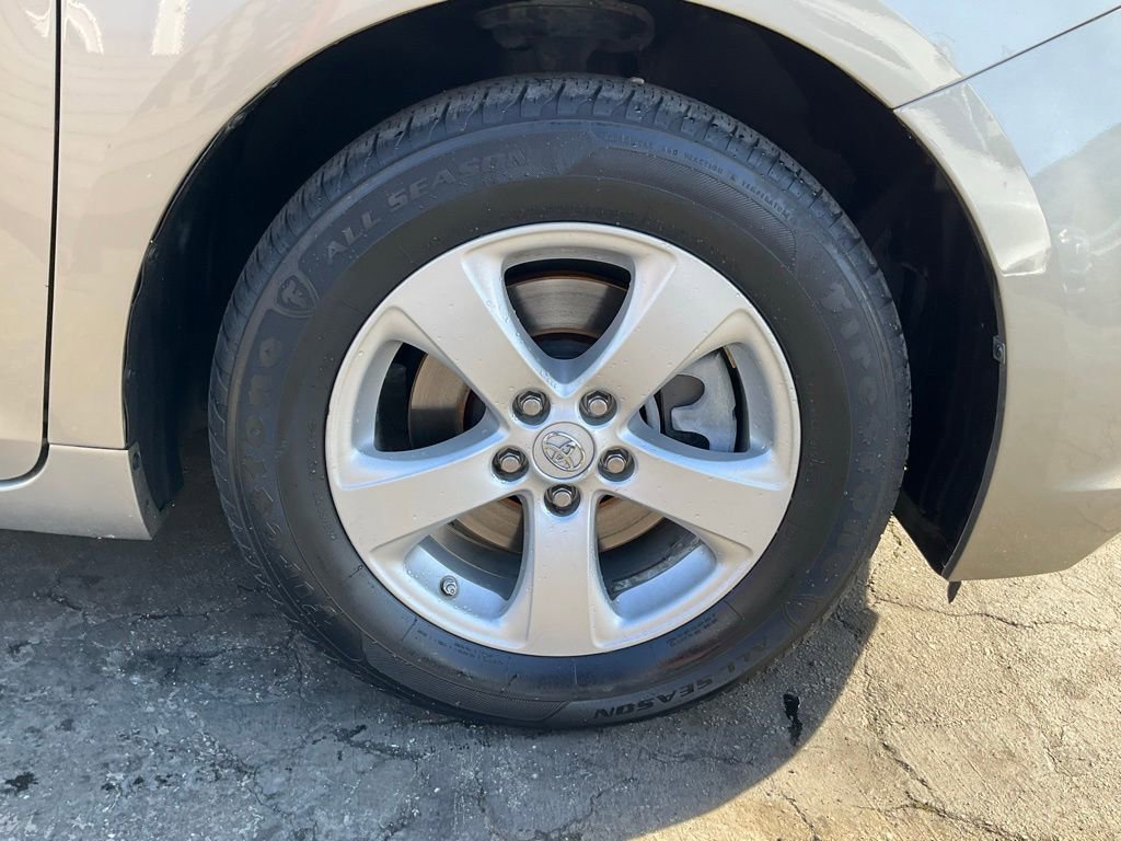 Used 2015 Toyota Sienna LE image 73