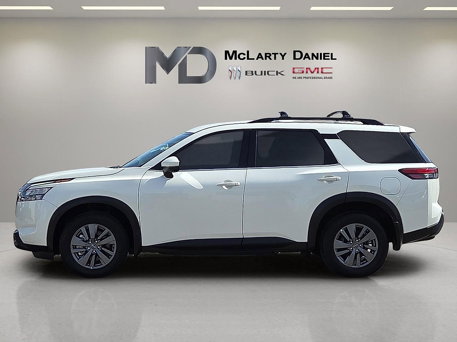 Used 2024 Nissan Pathfinder SV AWD/4WD image 3