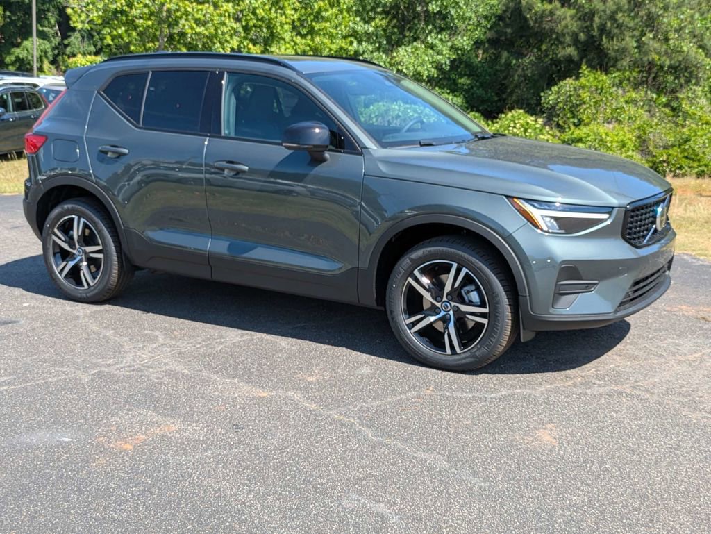 New 2026 Volvo XC40 B5 Core AWD/4WD image 2