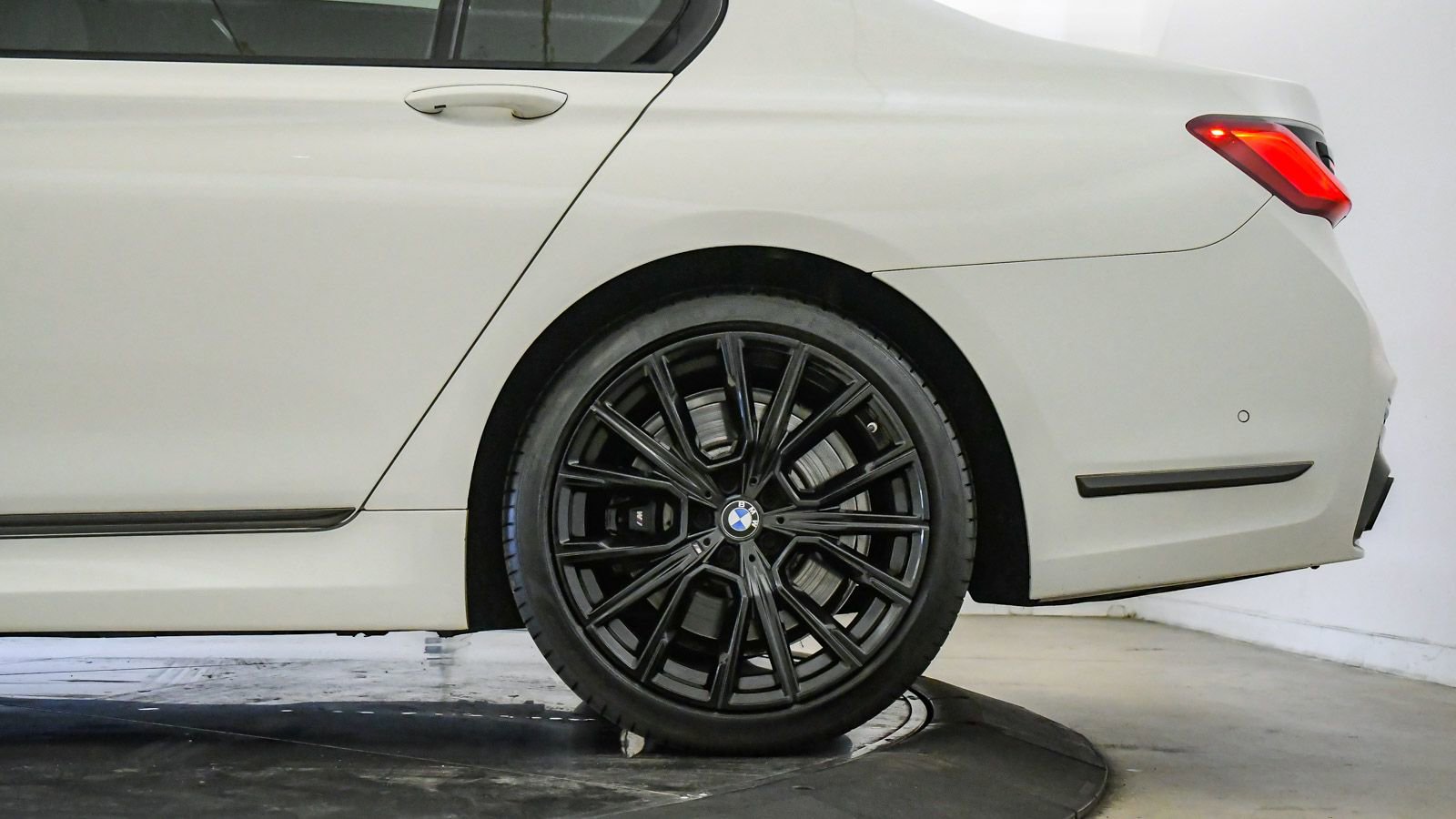 Certified 2022 BMW 740i w/ M Sport Package RWD image 11