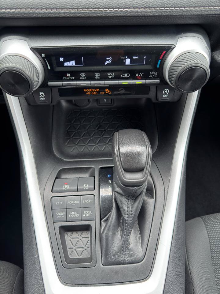 Used 2021 Toyota RAV4 LE AWD/4WD image 14