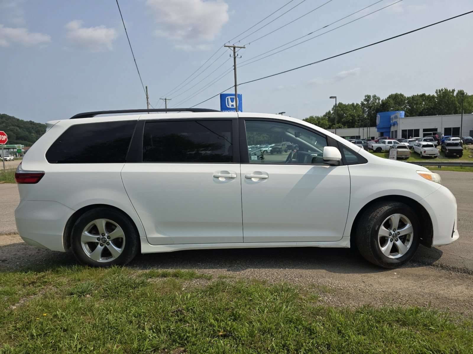 Used 2018 Toyota Sienna LE FWD image 19