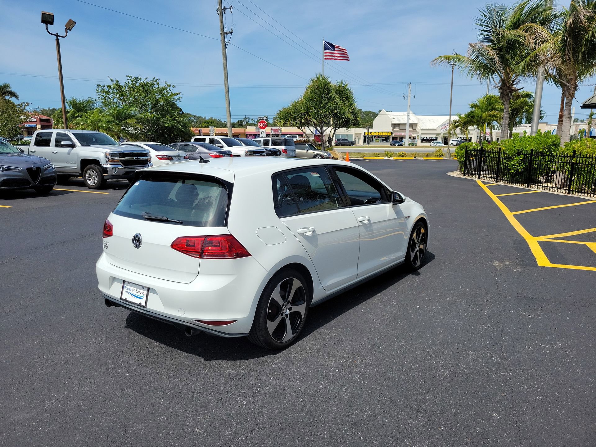 Used 2015 Volkswagen Golf 4-Door FWD image 6