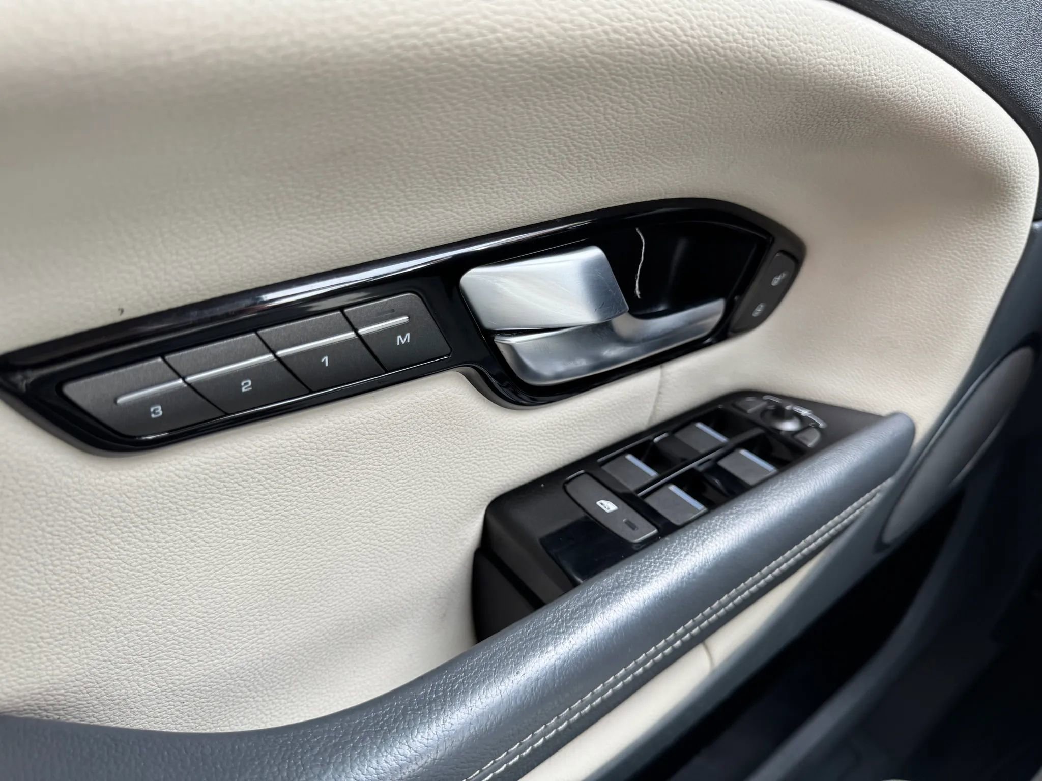 Used 2016 Land Rover Range Rover Evoque SE Premium image 24