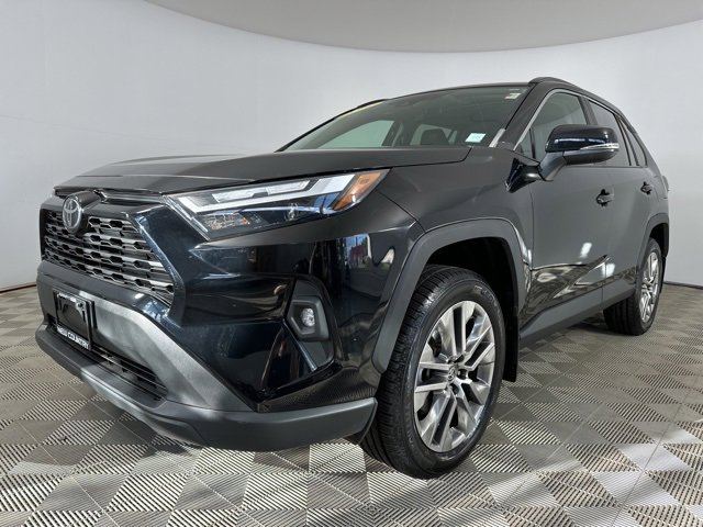 Used 2022 Toyota RAV4 XLE Premium image 3