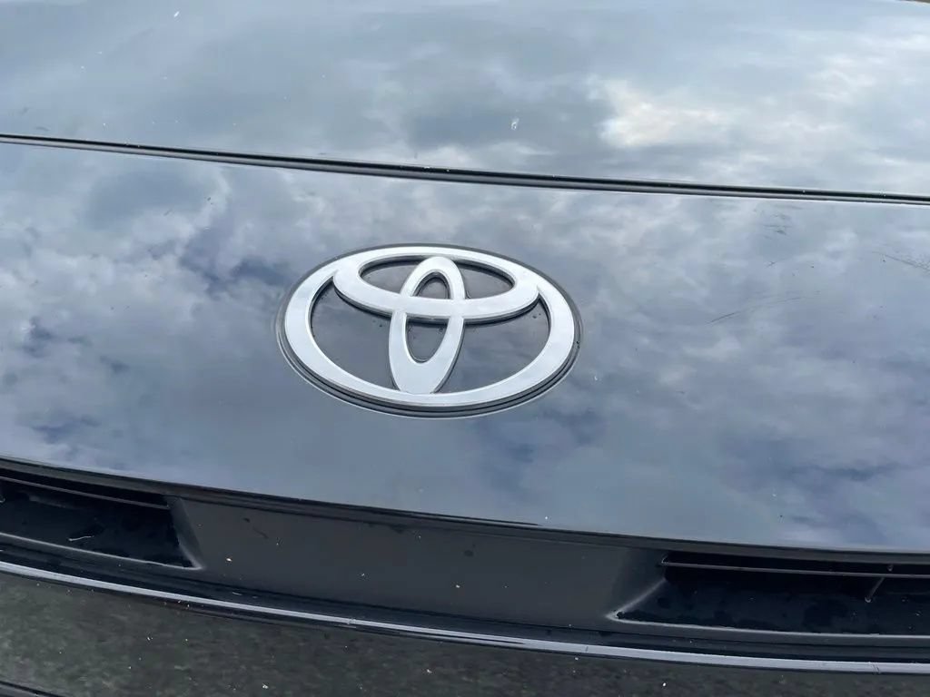 Used 2025 Toyota Camry SE FWD image 11