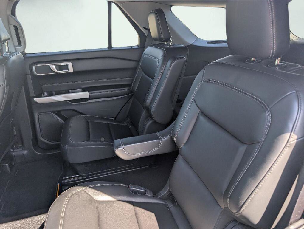 Used 2022 Ford Explorer XLT w/ Equipment Group 202A AWD/4WD image 19