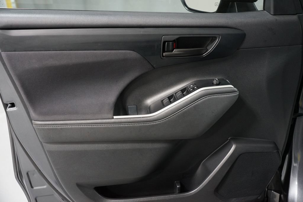 Used 2023 Toyota Highlander LE image 31