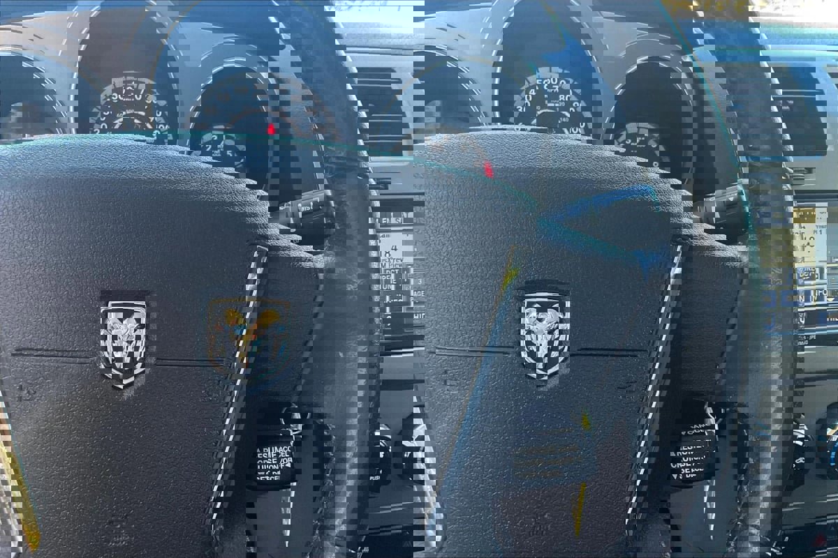 Used 2010 Dodge Avenger Express image 12