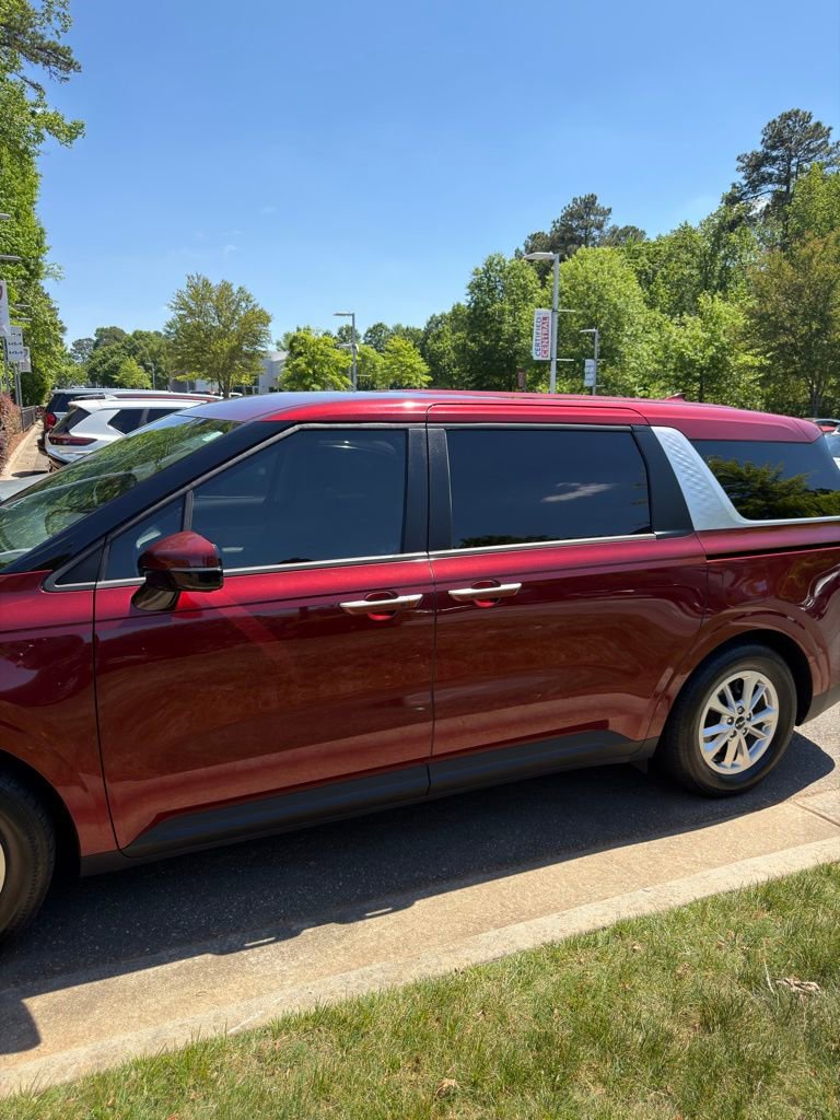 Used 2022 Kia Carnival LX image 3
