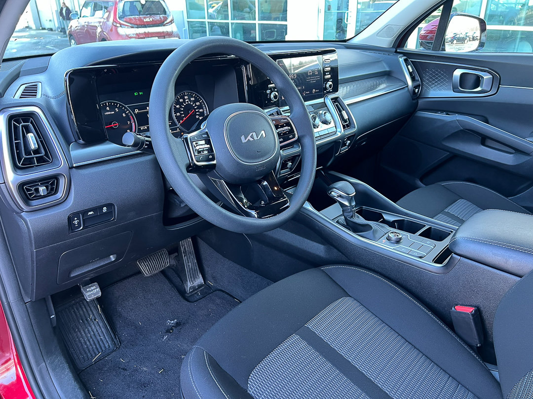 Used 2023 Kia Sorento LX image 36
