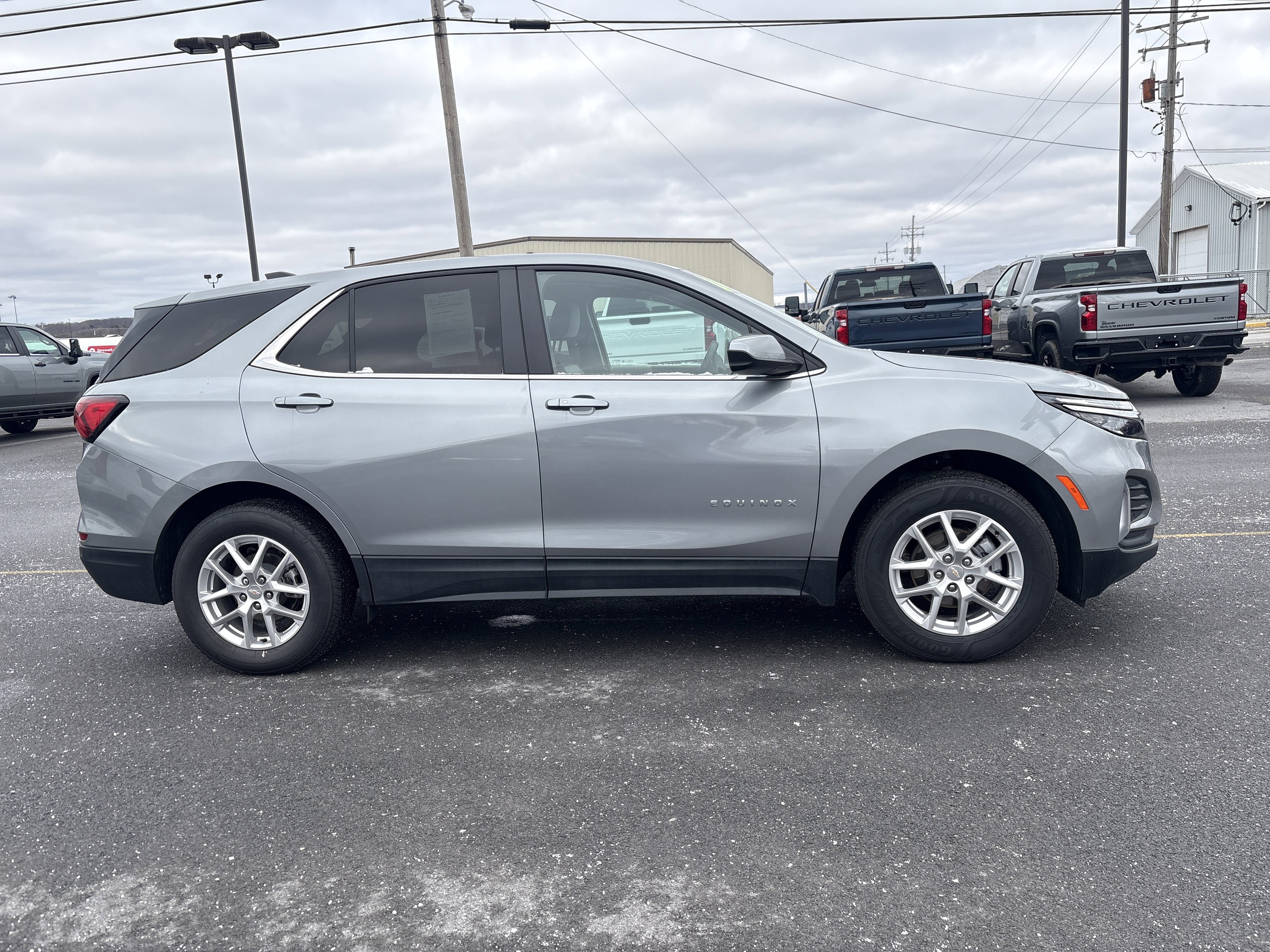 Used 2024 Chevrolet Equinox LT image 2