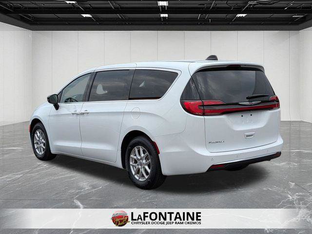 Certified 2024 Chrysler Pacifica Touring-L image 7