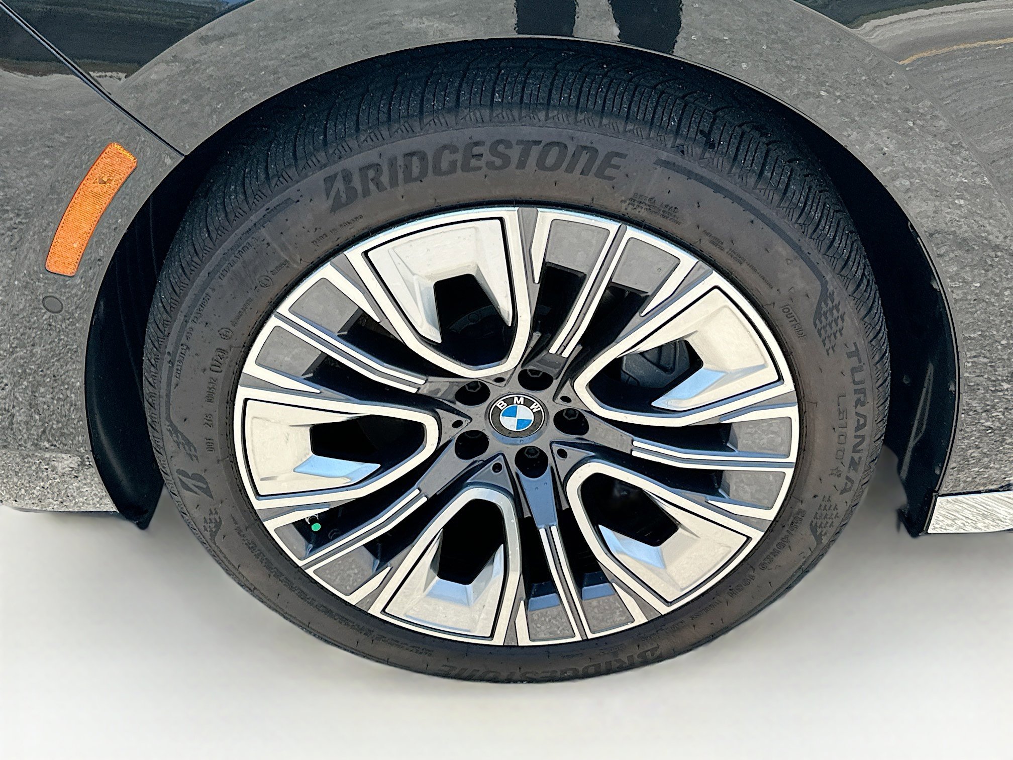 Used 2024 BMW i7 xDrive60 w/ Executive Package image 39