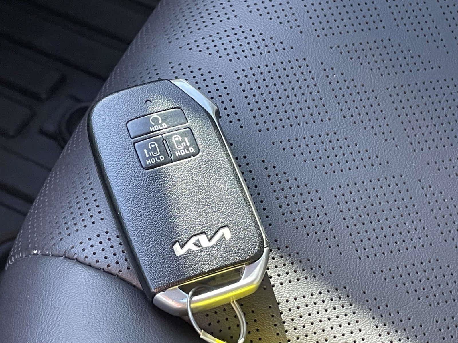 Used 2024 Kia Carnival EX FWD image 34