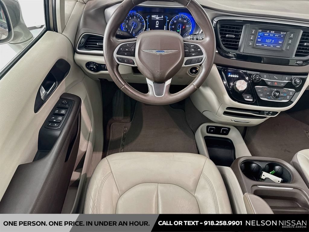 Used 2017 Chrysler Pacifica Touring-L FWD image 20